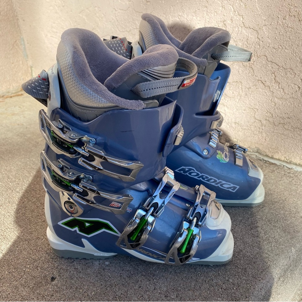 Nordica Women's Blue Ski Boots size 23.5